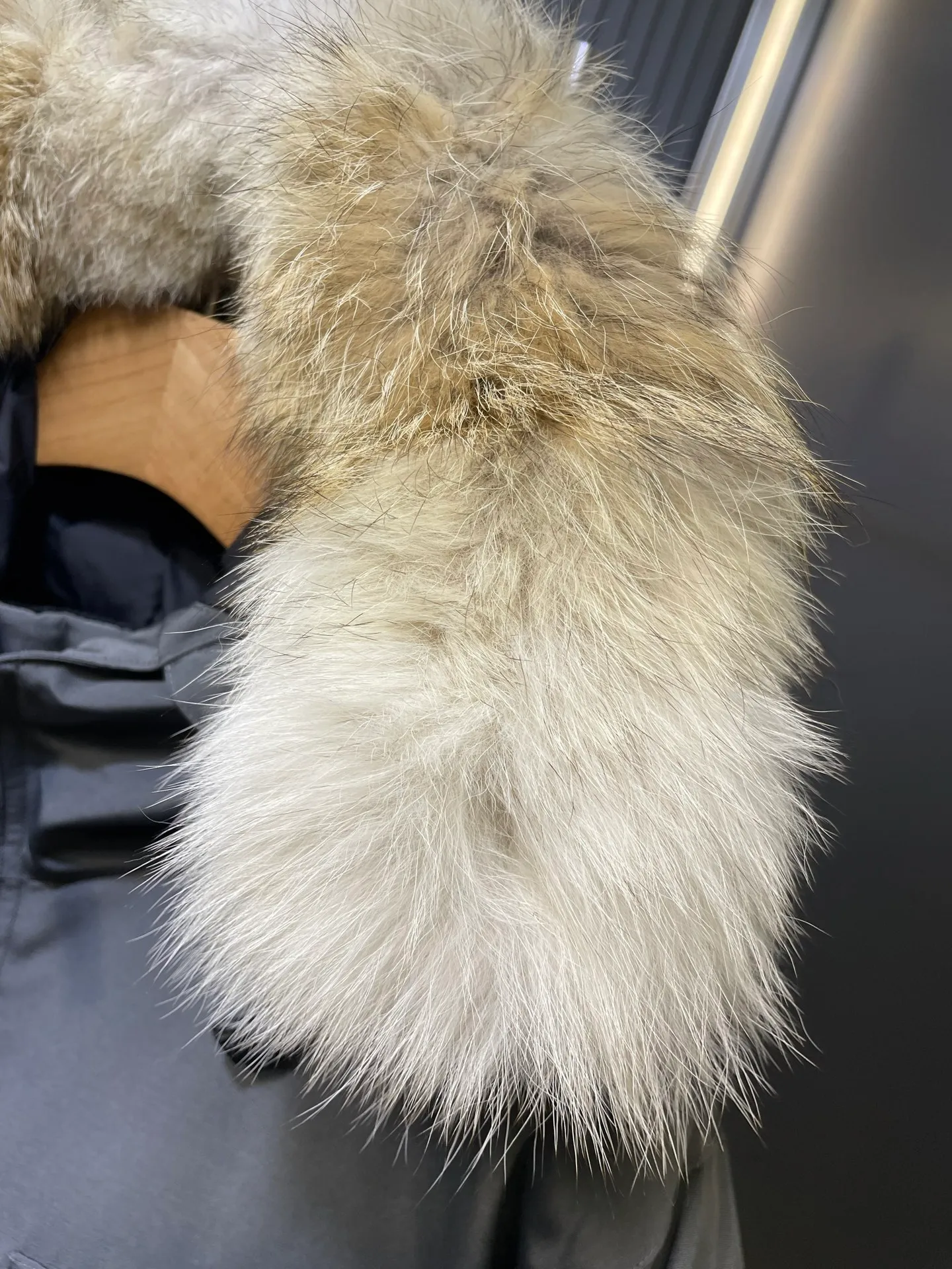 P910 special version 🌟 🇨🇦CANADA GOOES 24 new models 08 models/couple models Factory direct supply: supplying global purchasing agents, micro-entities, Tmall, high-end stalls and studio cooperation, free shipping! Canada Goose Expedition Parka 2008 is the same style for men and women. It is mid-length and the most timeless classic. All Arctic and Antarctic scientific expedition teams choose Canada Goose as their cold-proof equipment. It is the Rolls-Royce of down jackets. ➖ Industry-leading anti-counterfeiting chip sensing. ➖ Imported Behringer embroidery machines and customized embroidery labels, the highest level and industry leading. ➖ Imported Korean 21-count polyester-cotton blended original fabric, TC85 waterproof coated fabric, water-repellent, windproof and wear-resistant. ➖ The new national standard 80 white duck down is filled with an average of 520 grams of down. The amount of down filled is industry-leading. ➖ 100% nylon lining with double double-layer sealing design to prevent velvet running, and seamless thread design on the cuffs! ➖ Western Canadian Green Wolf Collar. ➖ Yoshida YKK provides original factory-customized electroplated sliders. YKK two-way lockable zippers are tight and smooth and do not peel off paint. �� 3M composite Velcro is durable and the accessories and hardware are all custom-made. Note: Our copywriting is only simple and clear. Instead of bragging about the copywriting, it is better to compare and understand with samples. Only for the purest goose, the most dedicated, the most professional, the highest quality, the highest cost performance!  Size:XS-XXL